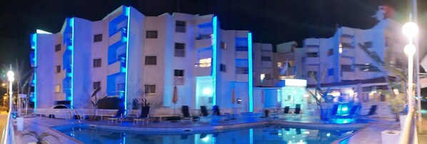 室外游泳池,池畔遮阳伞,日光浴躺椅