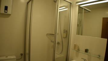 Single Room | Bathroom | Shower, towels