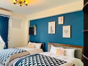 Desk, blackout drapes, free WiFi, bed sheets - Grace house homestay (Tainan)