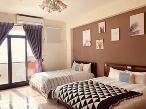 Desk, blackout drapes, free WiFi, bed sheets - Grace house homestay (Tainan)
