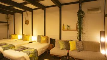 Deluxe-Vierbettzimmer, Nichtraucher | Zimmersafe, Verdunkelungsvorhänge, kostenloses WLAN, Bettwäsche