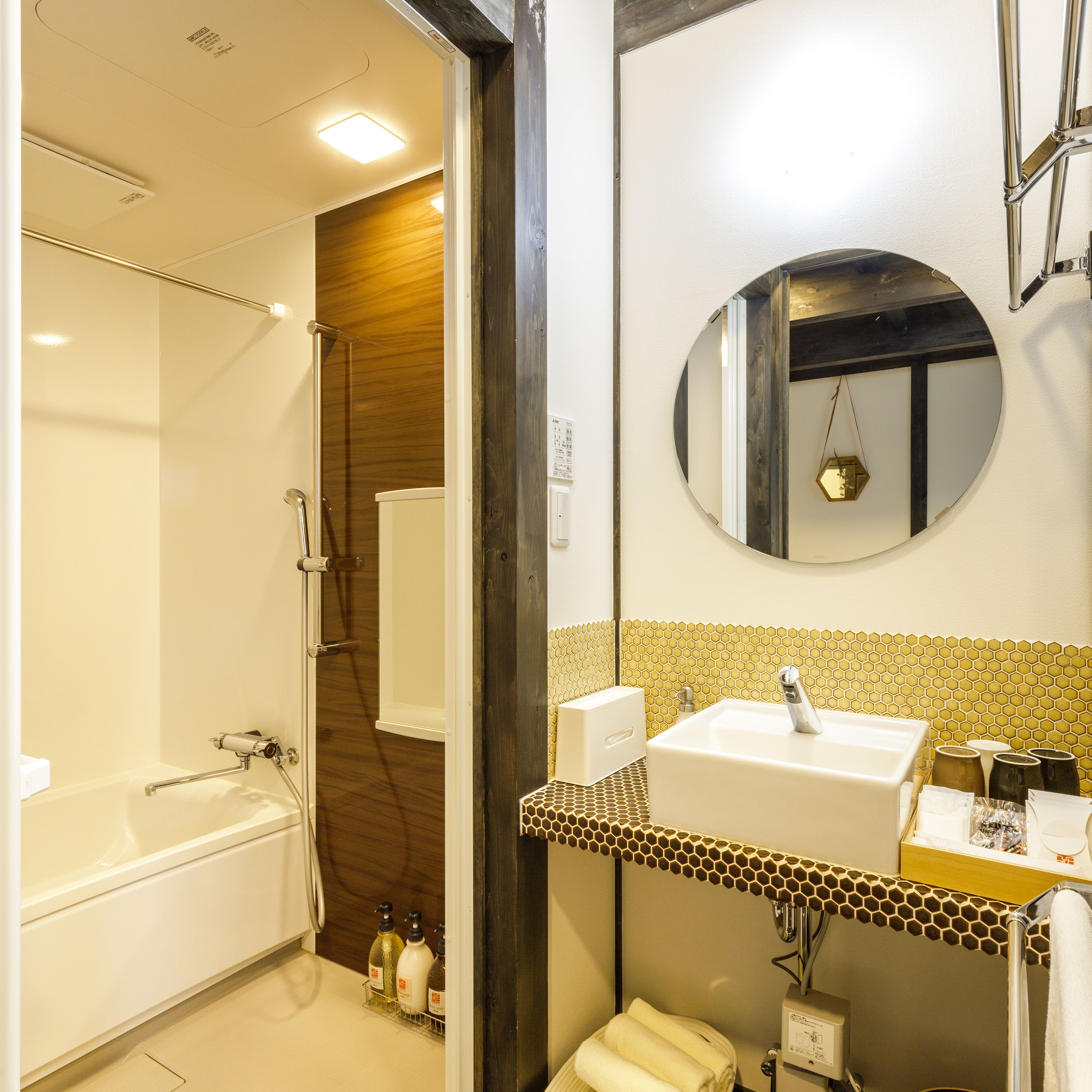 combined shower/bathtub, deep-soaking bathtub, free toiletries