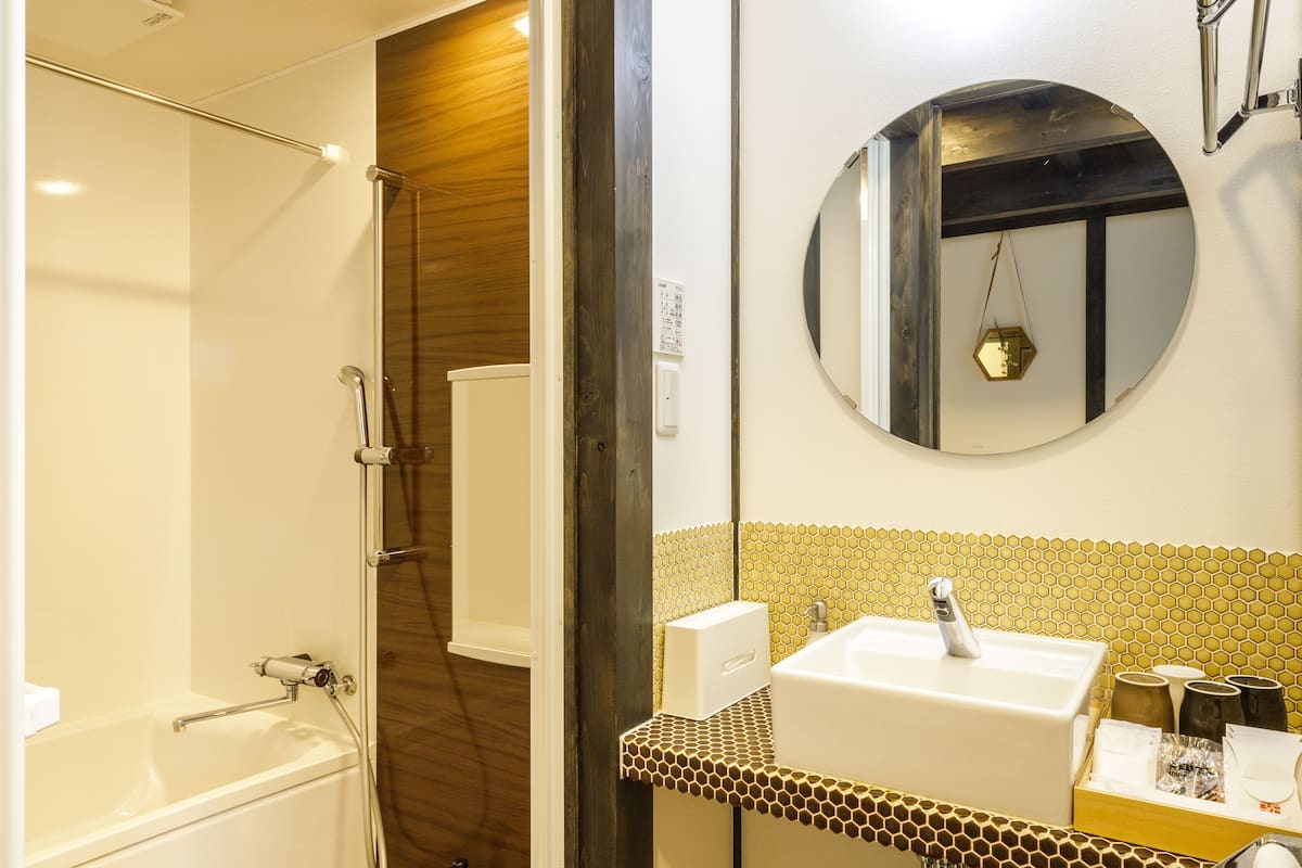 combined shower/bathtub, deep-soaking bathtub, free toiletries