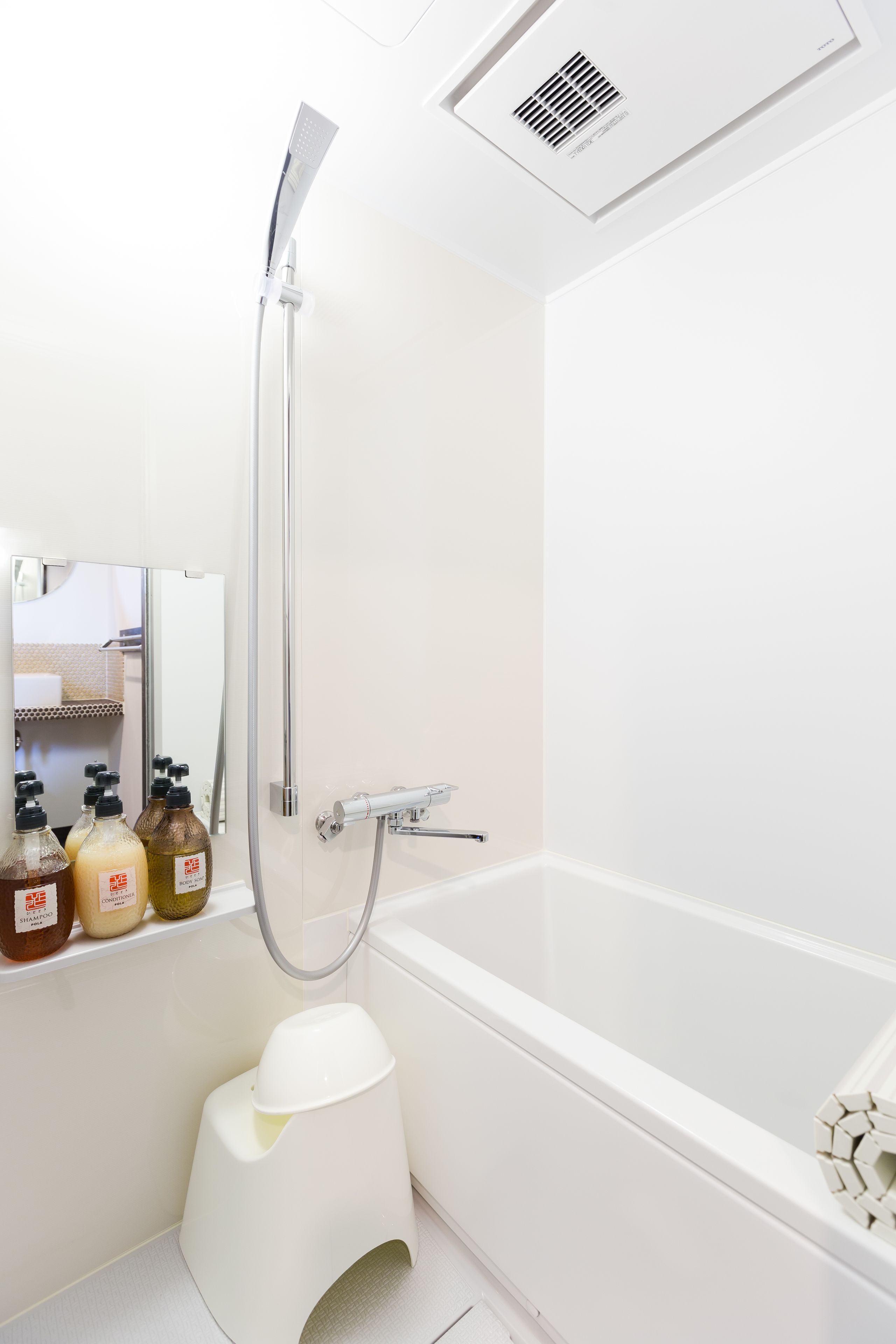 classic twin room (2 single beds), non smoking | bathroom | combined shower/bathtub, deep-soaking bathtub, free toiletries