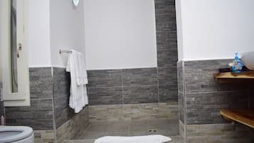 Superior appartement, uitzicht op zwembad | Badkamer | Een douche, gratis toiletartikelen, een haardroger, pantoffels