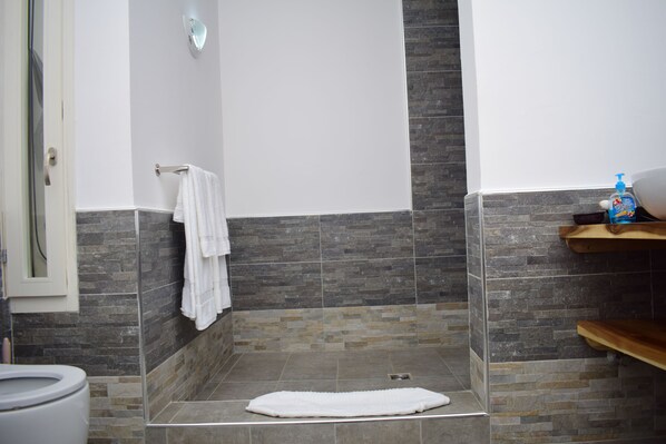 Superior Apartment, Pool View | Bathroom | Shower, free toiletries, hair dryer, slippers