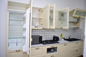 Full-size fridge, microwave, oven, stovetop