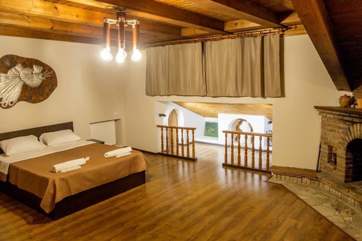 Apartment, 1 King Bed, Non Smoking | Iron/ironing board (on request), WiFi (free)