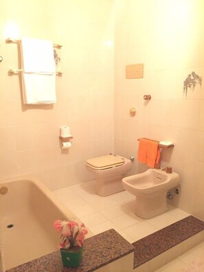 Quarto casal luxo | Banheiro | Secador de cabelo (mediante solicitação), toalhas de banho