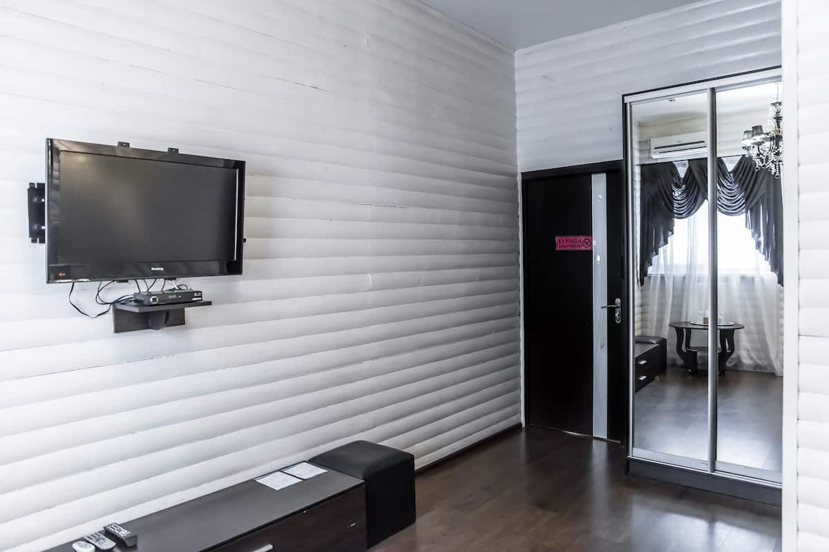 Habitación Confort, 1 cama King size, para no fumadores | Ropa de cama de alta calidad y cortinas blackout