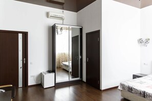 Premium bedding, blackout drapes, iron/ironing board, free WiFi - Poseidon Hotel & Spa (Kharkiv)