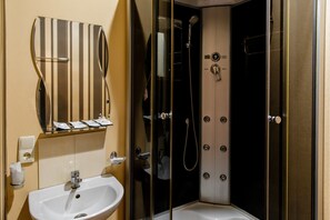 Shower, free toiletries, hair dryer, bathrobes - Poseidon Hotel & Spa (Kharkiv)