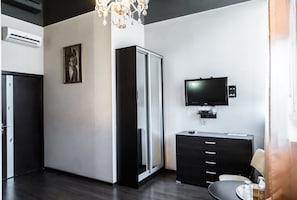 0-tums LED-tv med kabelkanaler och tv