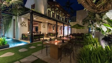 Breakfast, lunch, dinner served; local and international cuisine