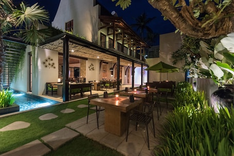 Se sirven desayunos, almuerzos y cenas; cocina local e internacional