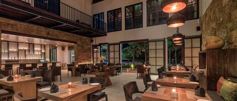 Se sirven desayunos, almuerzos y cenas; cocina local e internacional