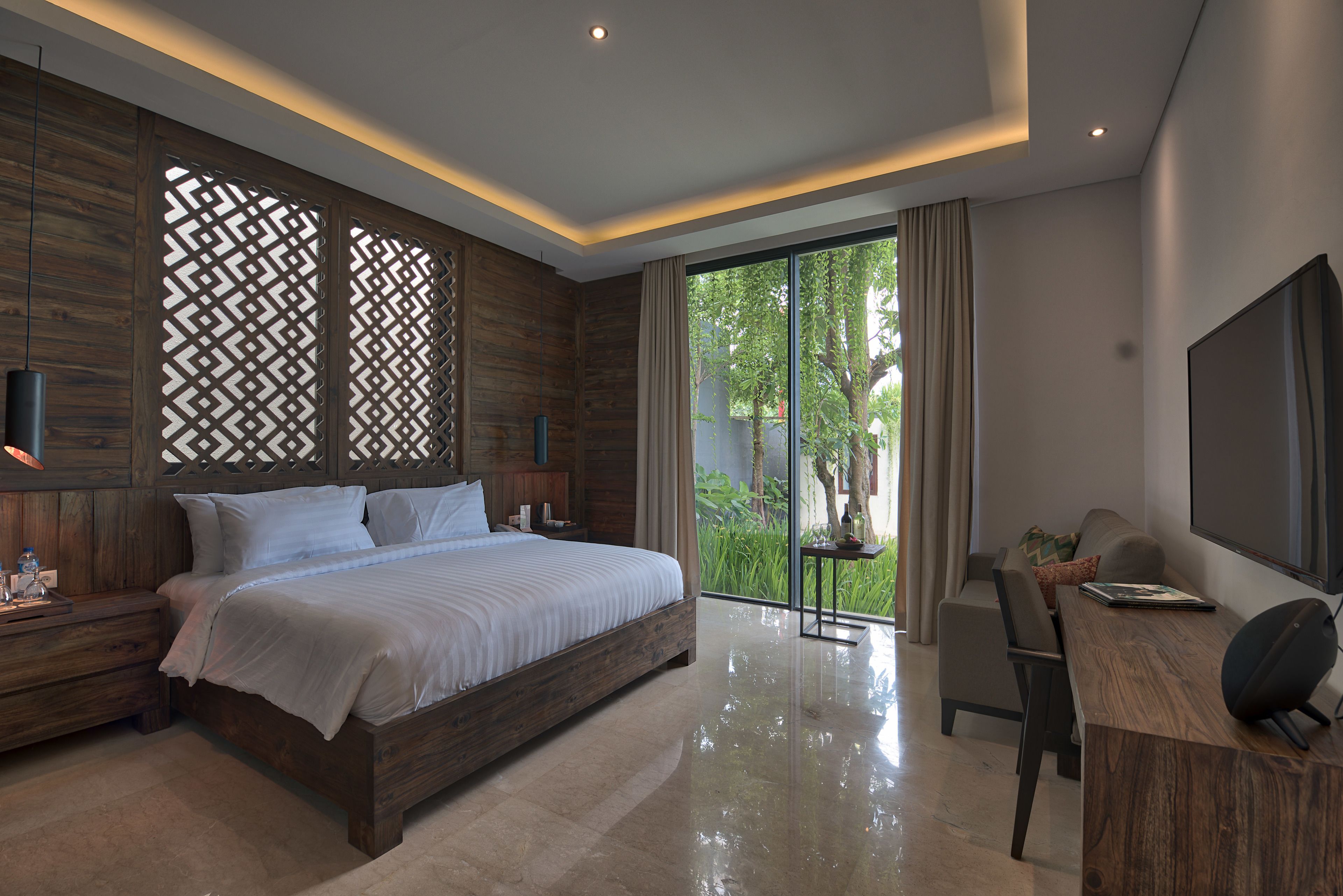 Superior Double Room, Non Smoking | Minibar, in-room safe, soundproofing, iron/ironing board