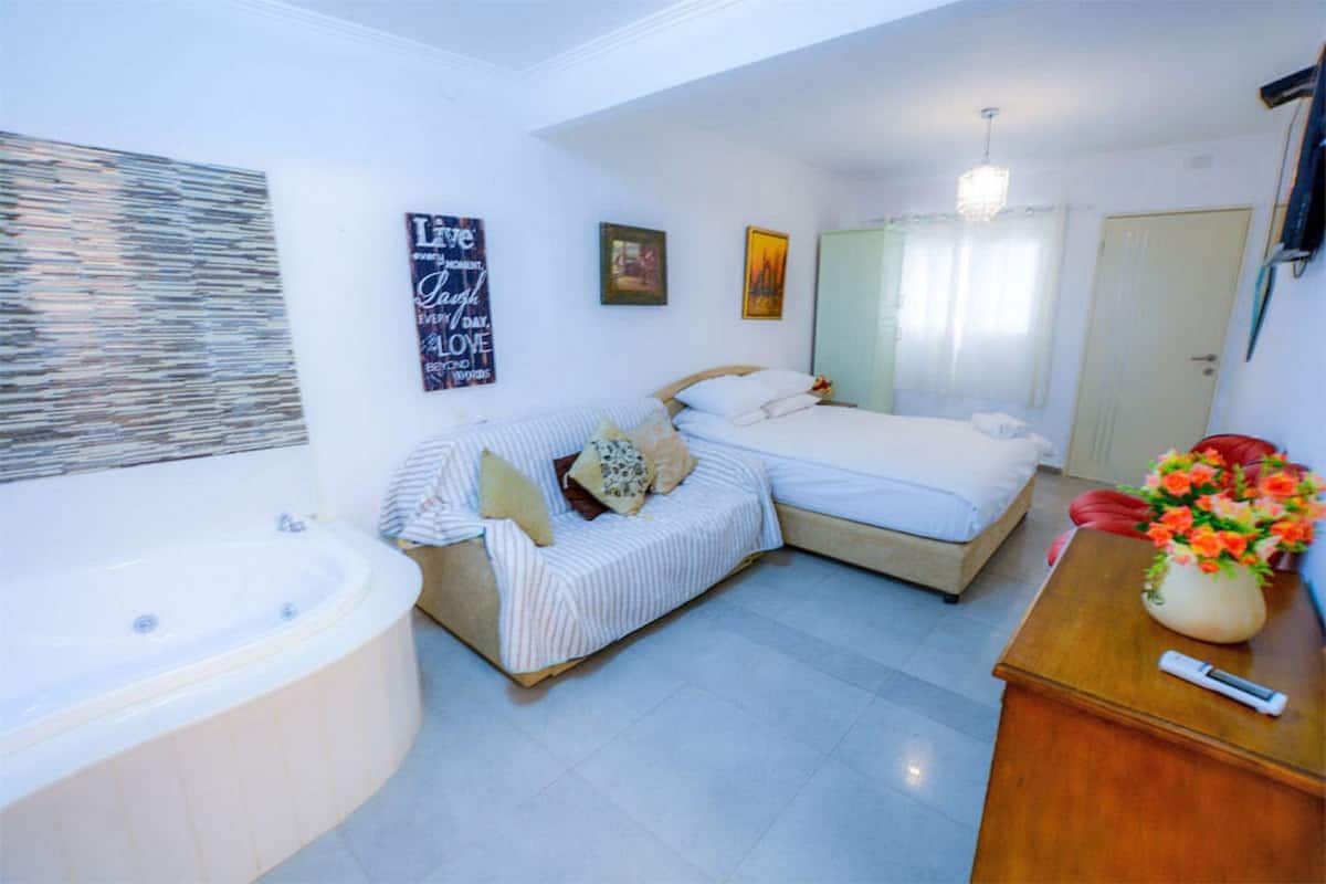Deluxe Cabin, 1 Queen Bed, Non Smoking | Iron/ironing board (on request), cribs (free), WiFi (free), bed sheets