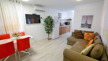 Cabane Familiale, 2 chambres, non-fumeurs | Coin séjour | Télévision à écran plat