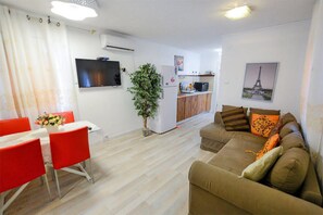 Chalet rustique familial, 2 chambres, non-fumeur | Aire de séjour | Téléviseur à écran plat