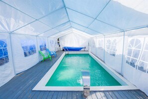 Piscine extérieure en saison