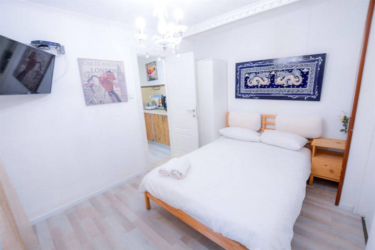 Cabaña familiar, 2 habitaciones, no fumadores | Sala de estar | Una televisión de pantalla plana