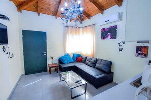 Chalet rustique classique, 1 grand lit et 1 canapé-lit, non-fumeur | Aire de séjour | Téléviseur à écran plat