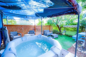 Outdoor spa tub - Ahozat David Bateva (Mevoot HaHermon)