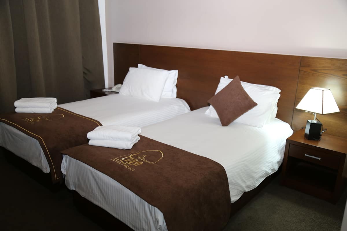 Deluxe kamer, 2 eenpersoonsbedden, niet-roken | Een kluis op de kamer, verduisterende gordijnen, gratis wifi, beddengoed