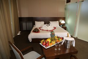 Deluxe suite, 1 kingsize bed, niet-roken, uitzicht op bergen | Een kluis op de kamer, verduisterende gordijnen, gratis wifi, beddengoed