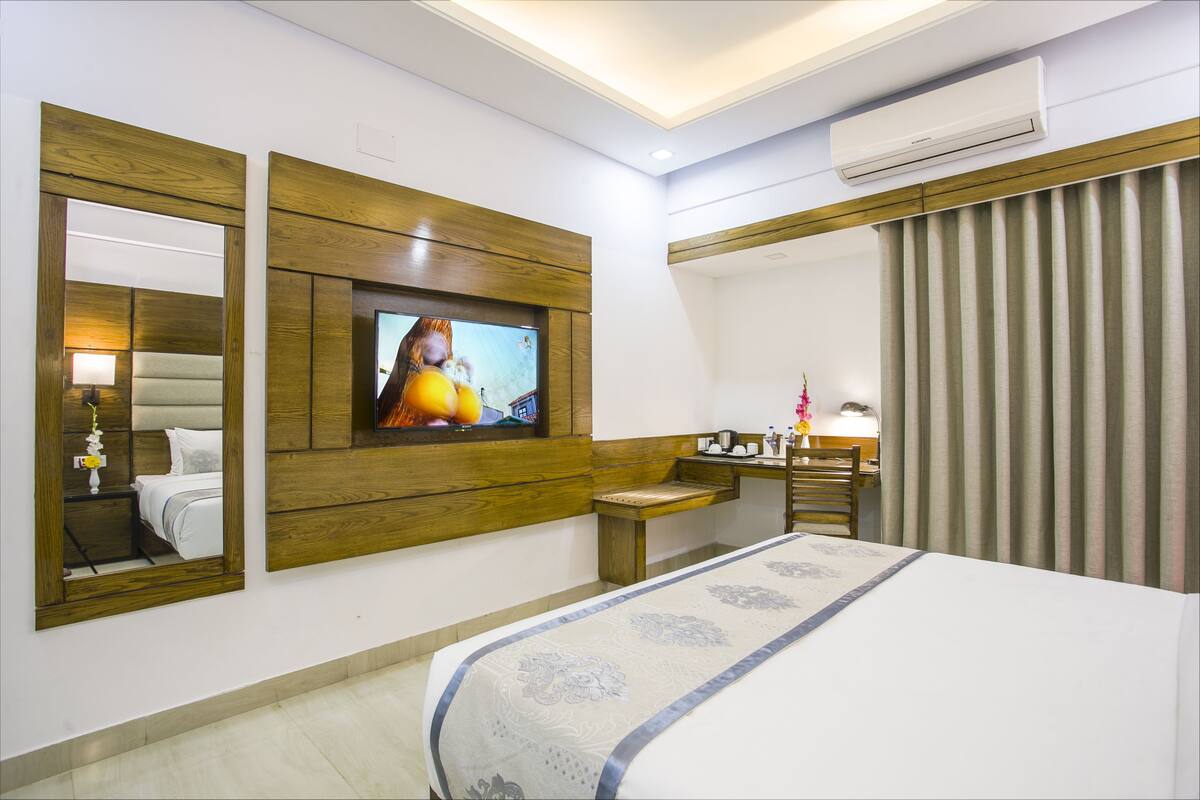 Minibar, két bảo mật tại phòng, bàn, màn/rèm cản sáng