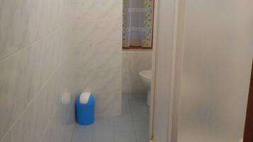 Dreibettzimmer, Gemeinschaftsbad (External) | Dusche im Bad