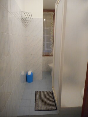 Tremannsrom, delt bad (External) | Dusj på badet