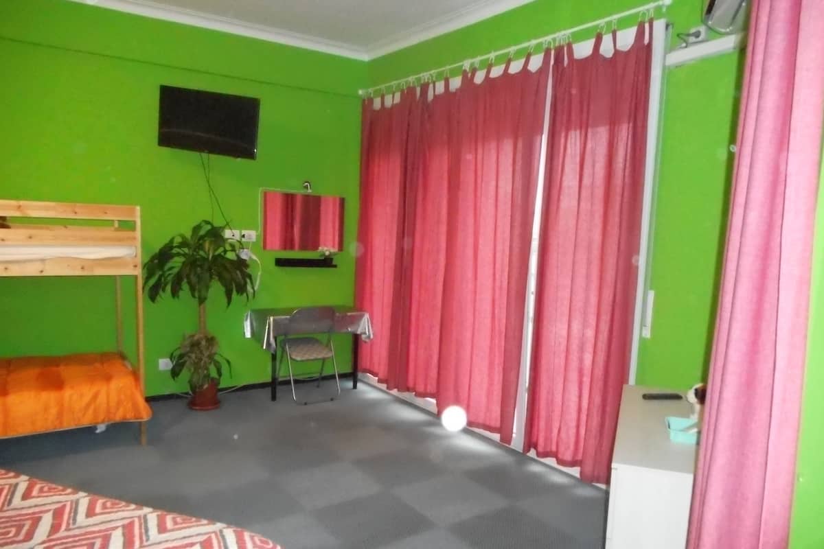 Escritorio, cortinas blackout, sistema de insonorización y wifi gratis