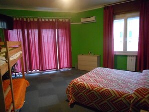 Habitación cuádruple, baño privado (External) | Escritorio, cortinas opacas, sistema de insonorización y wifi gratis