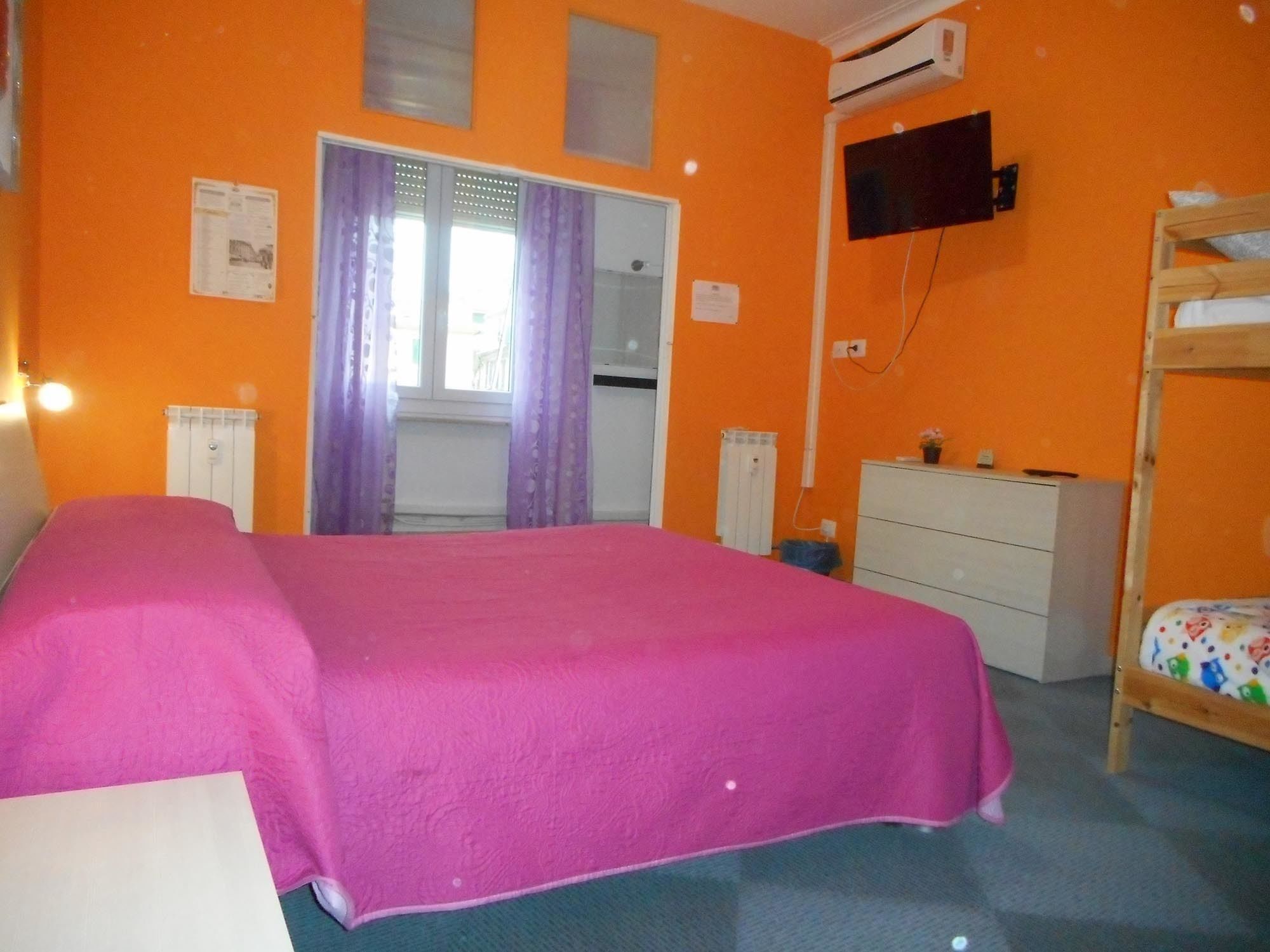 Chambre Quadruple, salle de bains commune (External)