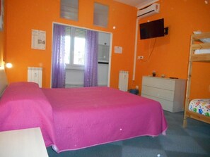 Firemannsrom, delt bad (External) | Skrivebord, blendingsgardiner, lydisolert og wi-fi (inkludert)