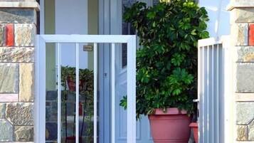 Pintu masuk properti