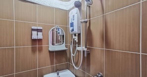 Kamar Deluks | Kamar mandi | Shower, perlengkapan mandi gratis,  dan handuk