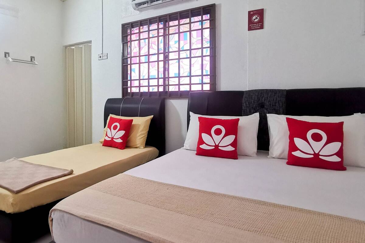 Triple Room | Desk, free WiFi, bed sheets