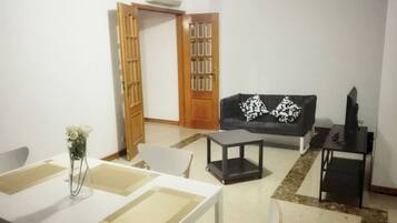 Chambre Double, 1 chambre, non-fumeurs, vue jardin | Coin séjour | Télévision à écran plat de 32 pouces avec chaßnes par satellite