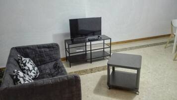 Chambre Double, 1 chambre, non-fumeurs, vue jardin | Salle de séjour | Télévision à écran plat de 32 pouces avec chaßnes par satellite