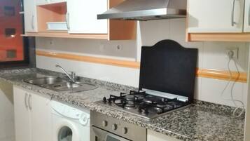 Chambre Double, 1 chambre, non-fumeurs, vue jardin | Cuisine privée | Grand réfrigérateur, micro-ondes, four, plaque de cuisson