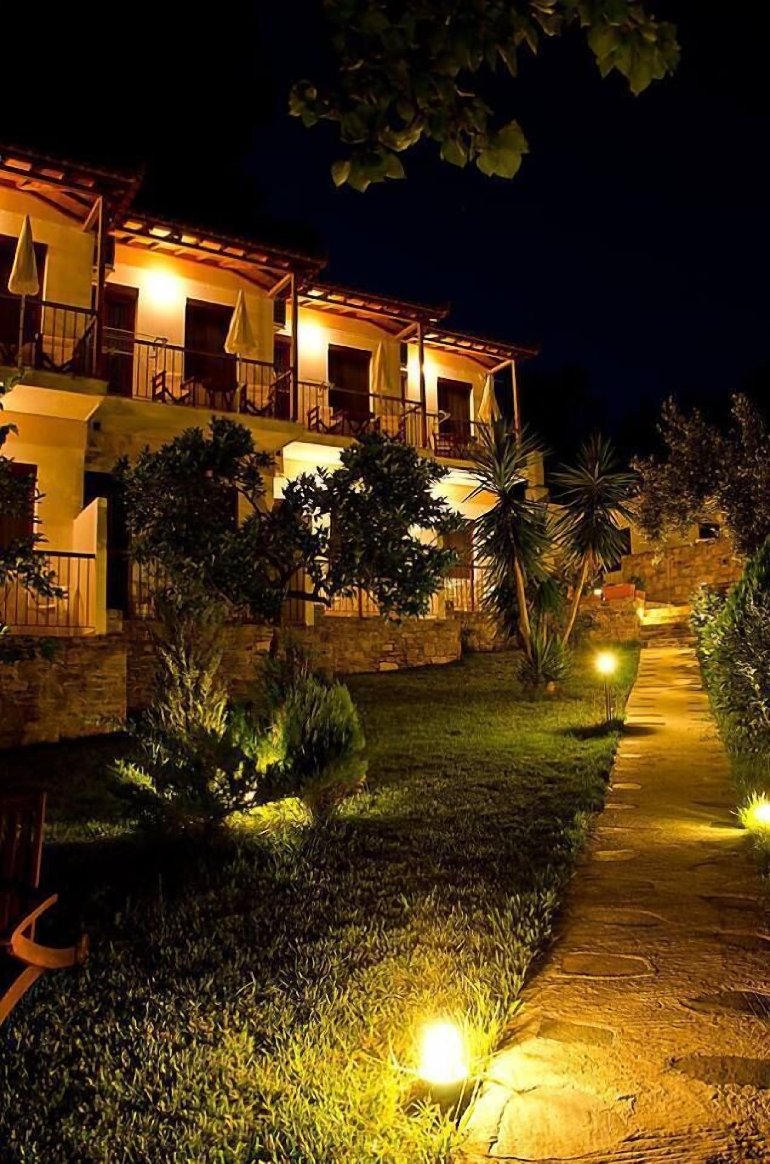 Fachada da propriedade à noite