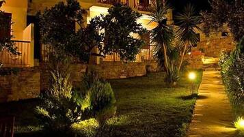 Bagian depan properti - sore/malam