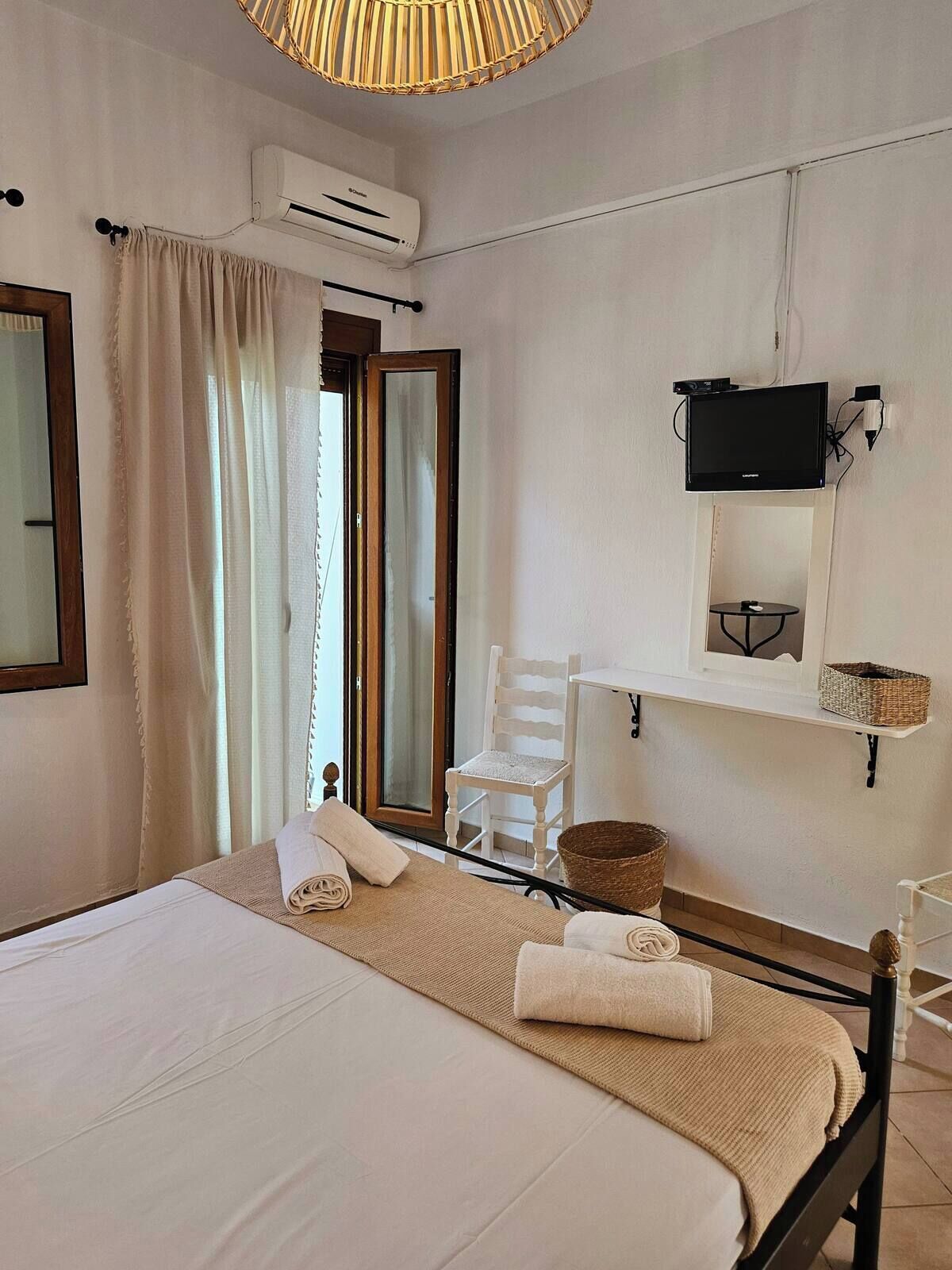 Basic Room, 1 Queen Bed, Non Smoking, Mountain View | Free WiFi, bed sheets