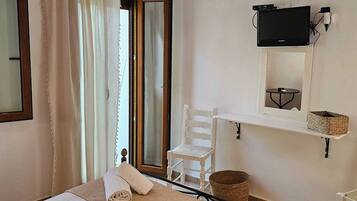 Basic Room, 1 Queen Bed, Non Smoking, Mountain View | Free WiFi, bed sheets