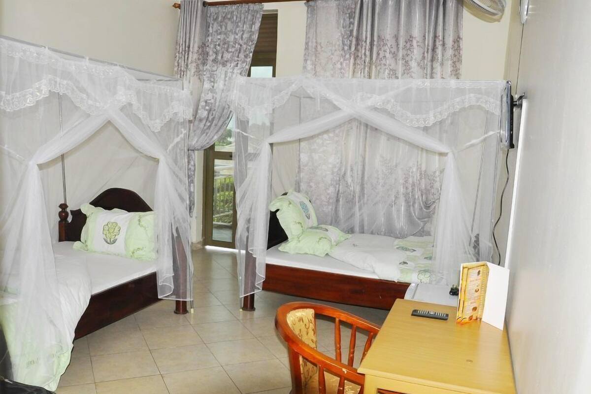 Phòng 2 giường đơn Tiêu chuẩn, quang cảnh thành phố | Nệm cao su hoạt tính (memory foam), bàn