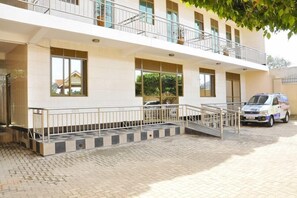 Mặt tiền nơi lưu trú