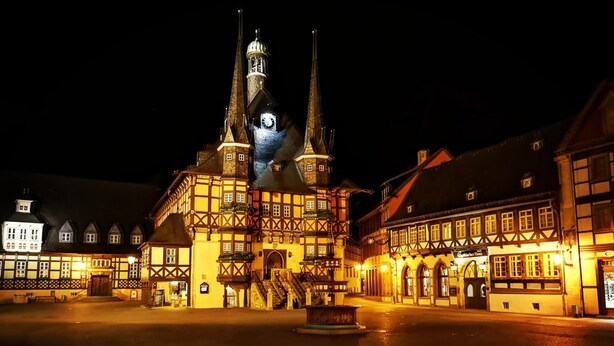 A historic building with a prominent tower and a traditional facade. - Pension Am Nicolaiplatz (Wernigerode)